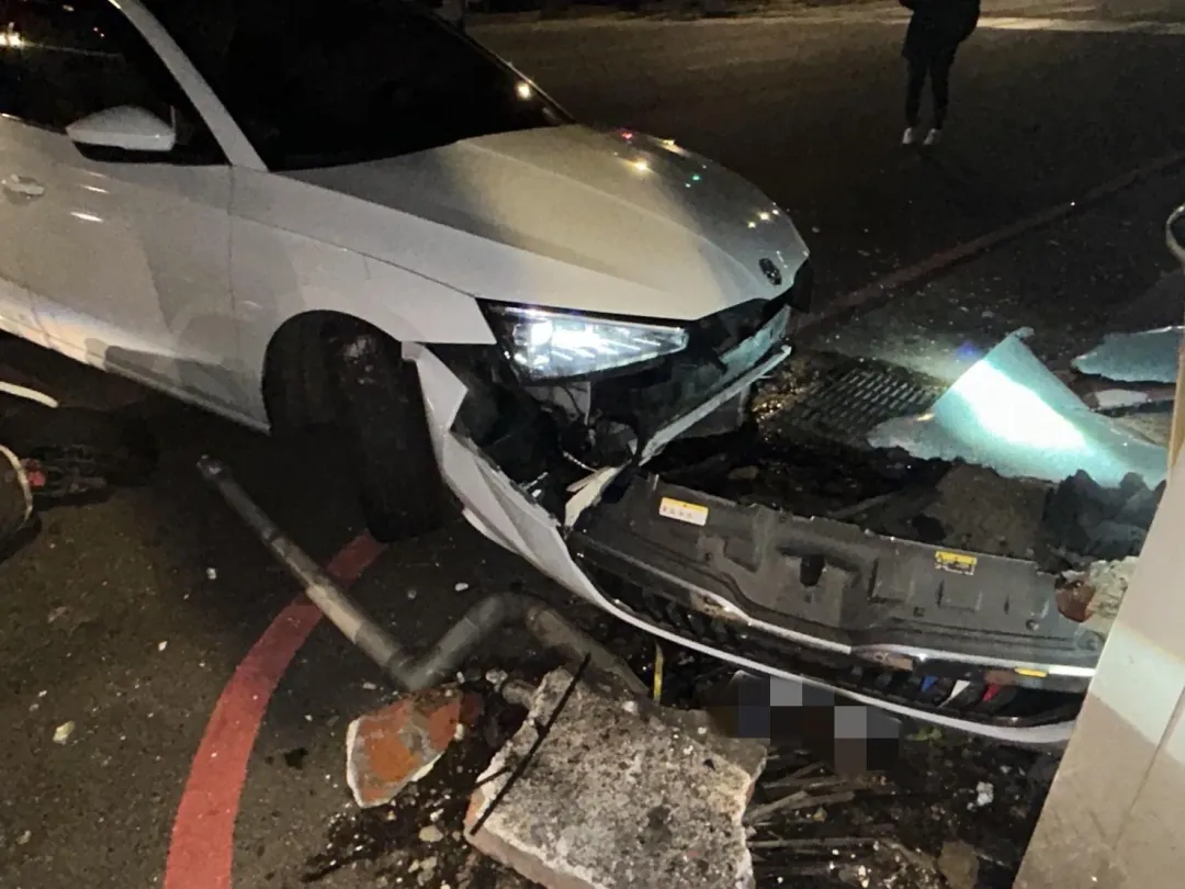 中壢今天凌晨發生一起嚴重車禍。(圖/翻攝畫面)