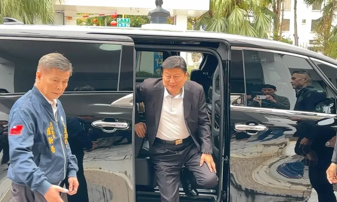 國民黨立委、立院黨團總召傅崐萁返回花蓮舉行記者會。(圖／中天新聞)