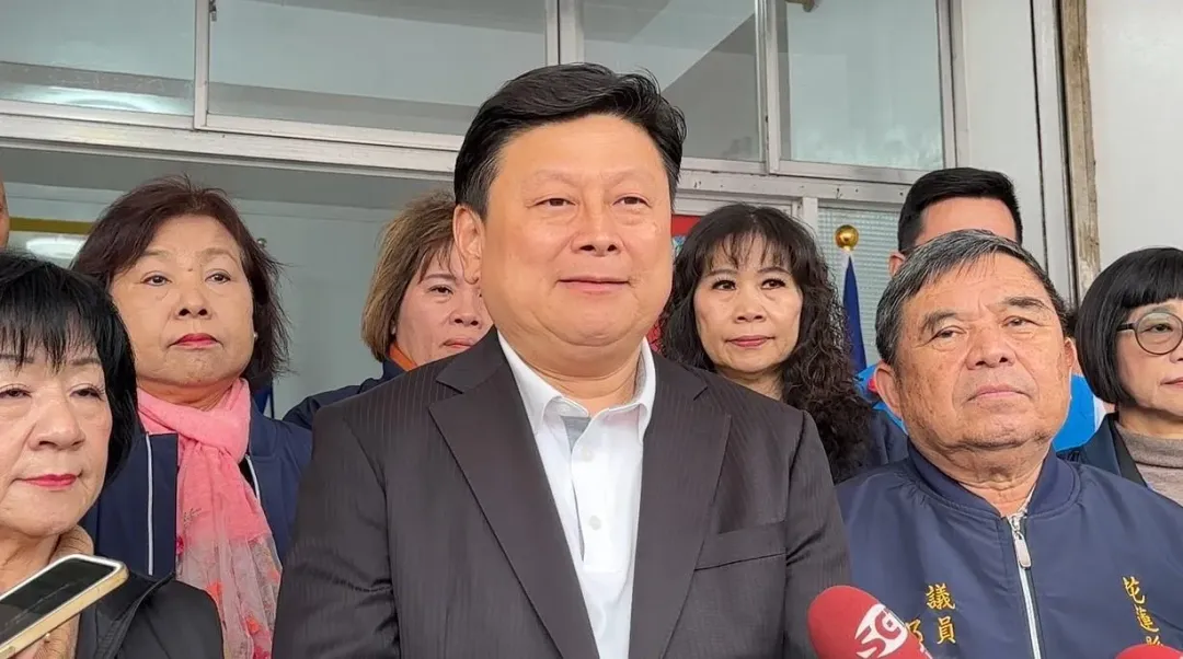 國民黨立委、立院黨團總召傅崐萁返回花蓮舉行記者會。(圖／中天新聞)