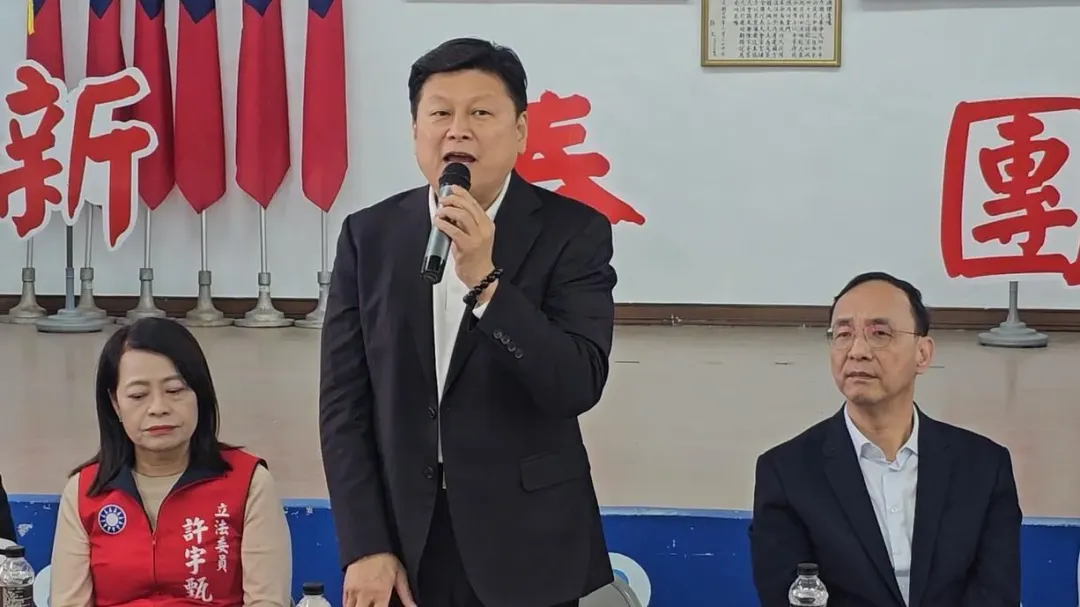 國民黨立委、立院黨團總召傅崐萁返回花蓮舉行記者會。(圖／中天新聞)