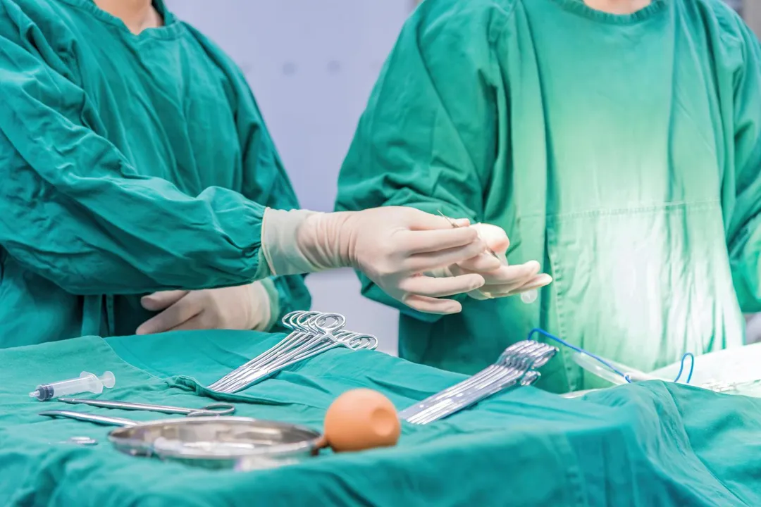 美國1名56歲男子接受白內障手術竟死亡,調查發現醫療團隊在手術期間玩遊戲。(示意圖/非當事人/取自pexels)