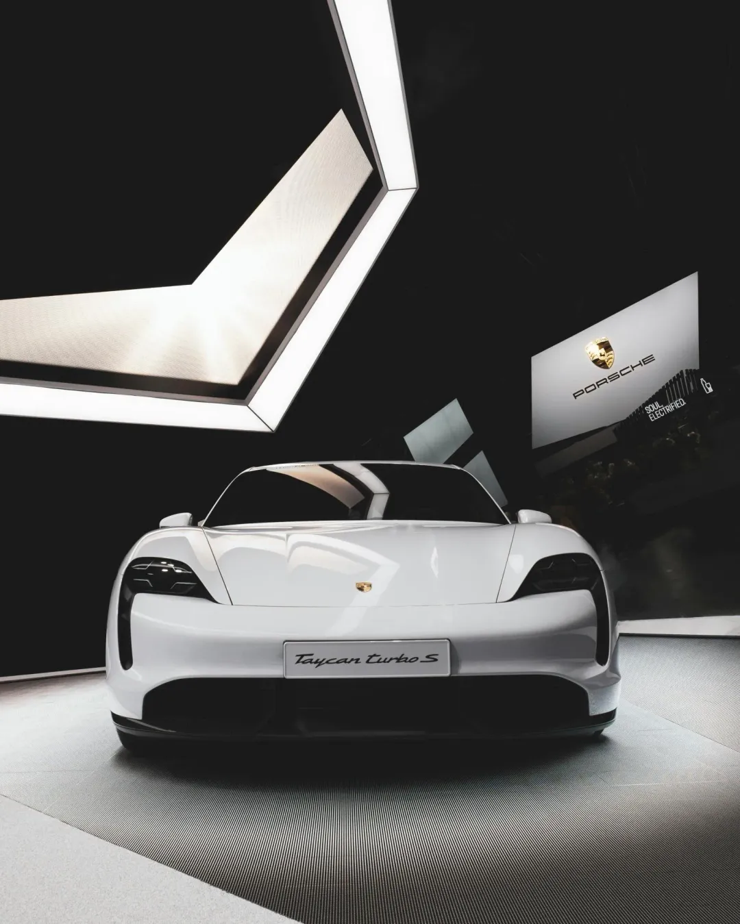 2024年，保時捷電動車「Taycan」銷量暴跌49％。（示意圖／unsplash）
