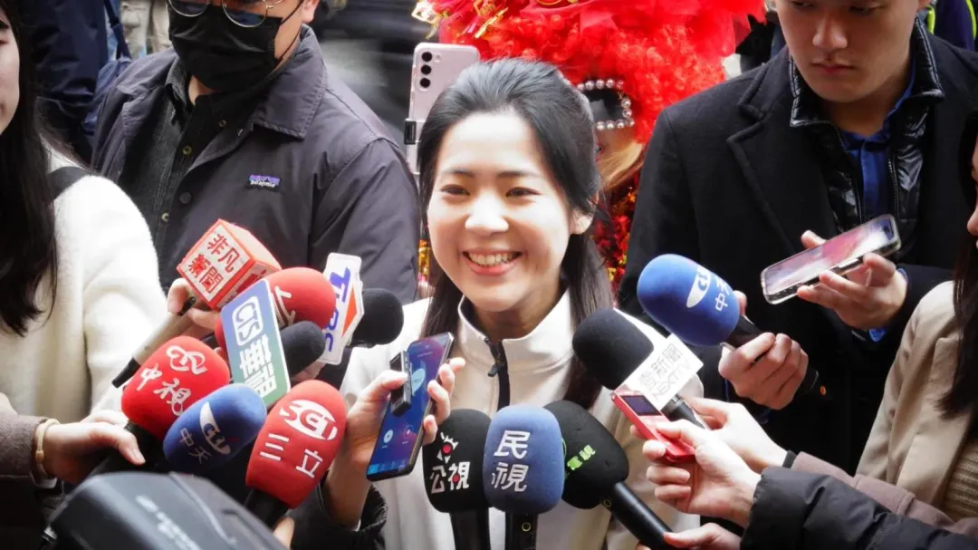 徐巧芯開嗆曹興誠「誰霸凌您呢？女朋友是大家逼您交的嗎」。（圖取自徐巧新臉書）