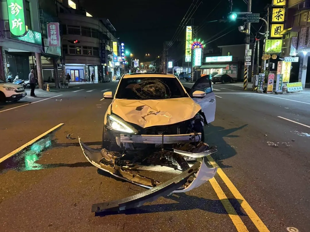 駕駛高速撞擊騎士,轎車車頭全毀。(圖/翻攝畫面)