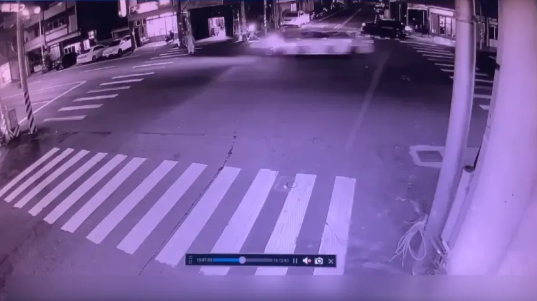 車禍瞬間。(圖/翻攝畫面)