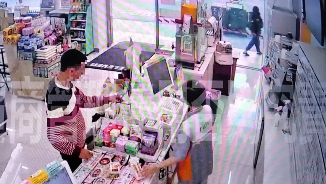 徐男撿到悠遊卡後擅自到超商購買早餐。(圖/警方提供)
