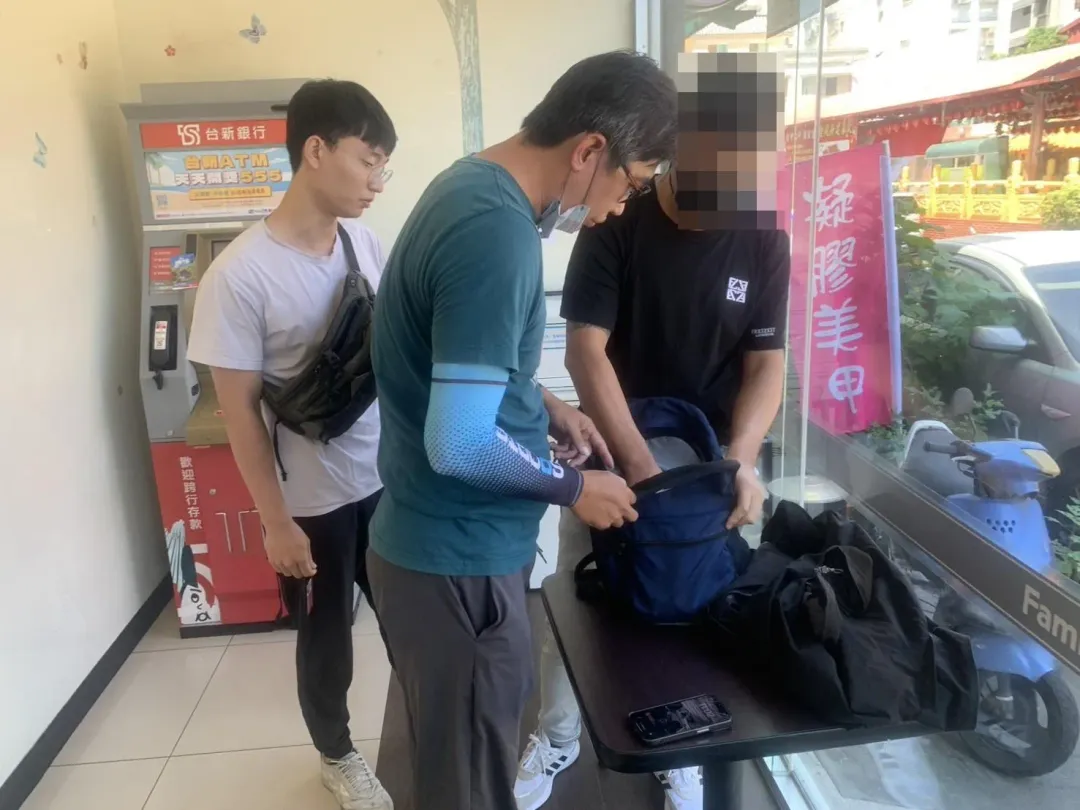 警方在超商查獲吳姓車手。（圖／警方提供）