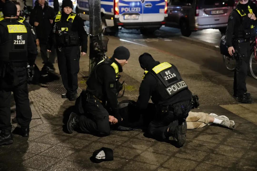 警方在大屠殺紀念館附近逮捕了一名嫌犯。（圖／美聯社）