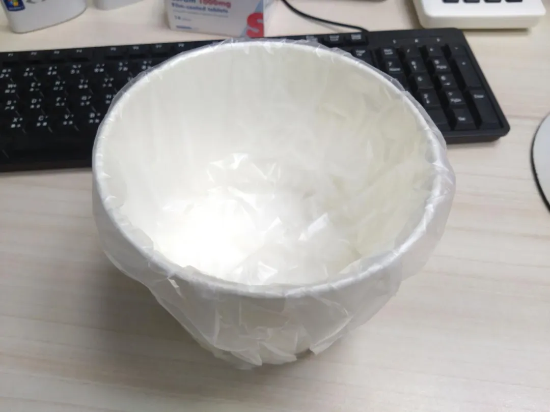 兒科醫師陳敬倫透露，最近診所櫃檯若問到患者有噁心、嘔吐症狀「直接發一個嘔吐碗」。（圖／翻攝自臭寶爸 - 兒科陳敬倫醫師）