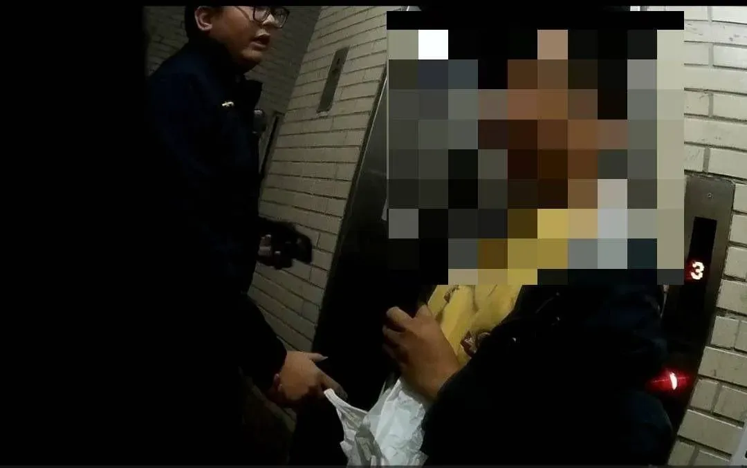 暖警協助視障人士平安到家。（盧／翻攝畫面）