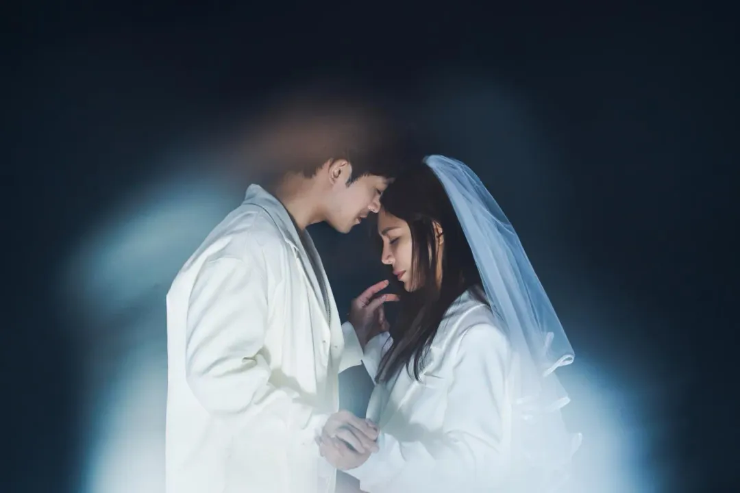 艾怡良MV中象徵式的披婚紗。（圖／環球音樂 提供）