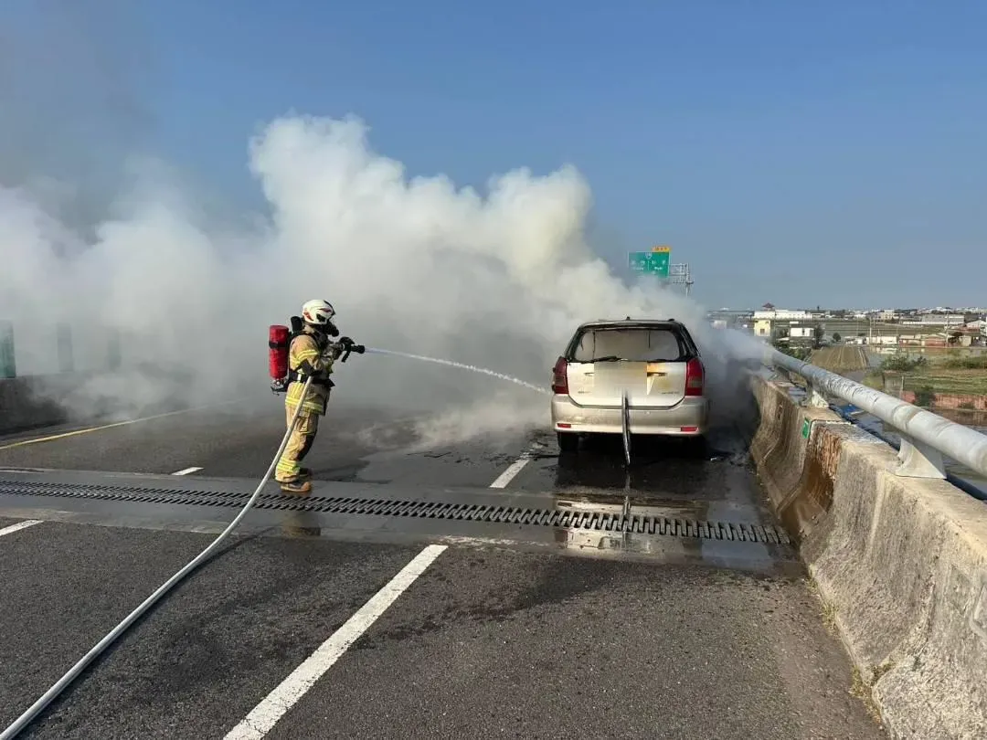 嘉義台82快速道路東往西方向12公里處，上午發生火燒車意外。（圖／翻攝畫面）