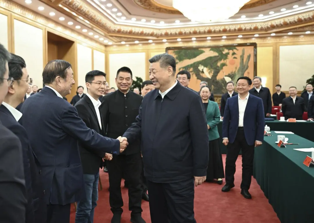 習近平17日與任正非握手。（資料照／新華社）