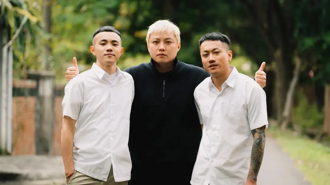 〈酒澆地板〉MV拍攝畫面左起演員政賢、歐吉虎、金鐘獎最佳新人五木。（圖／混血兒娛樂提供）