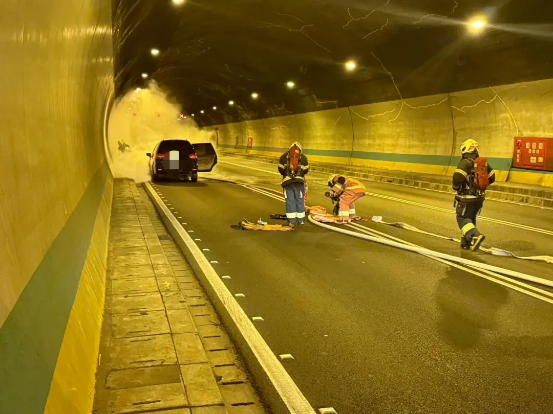 新店隧道下午驚傳火燒車。（圖／翻攝畫面）