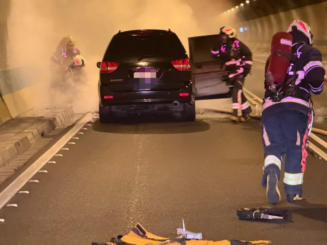 新店隧道下午驚傳火燒車。（圖／翻攝畫面）