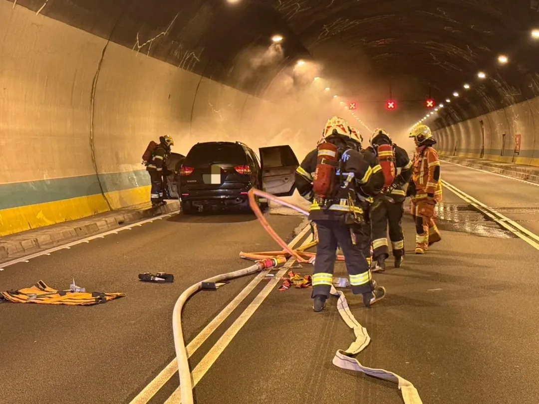 新店隧道下午驚傳火燒車。（圖／翻攝畫面）