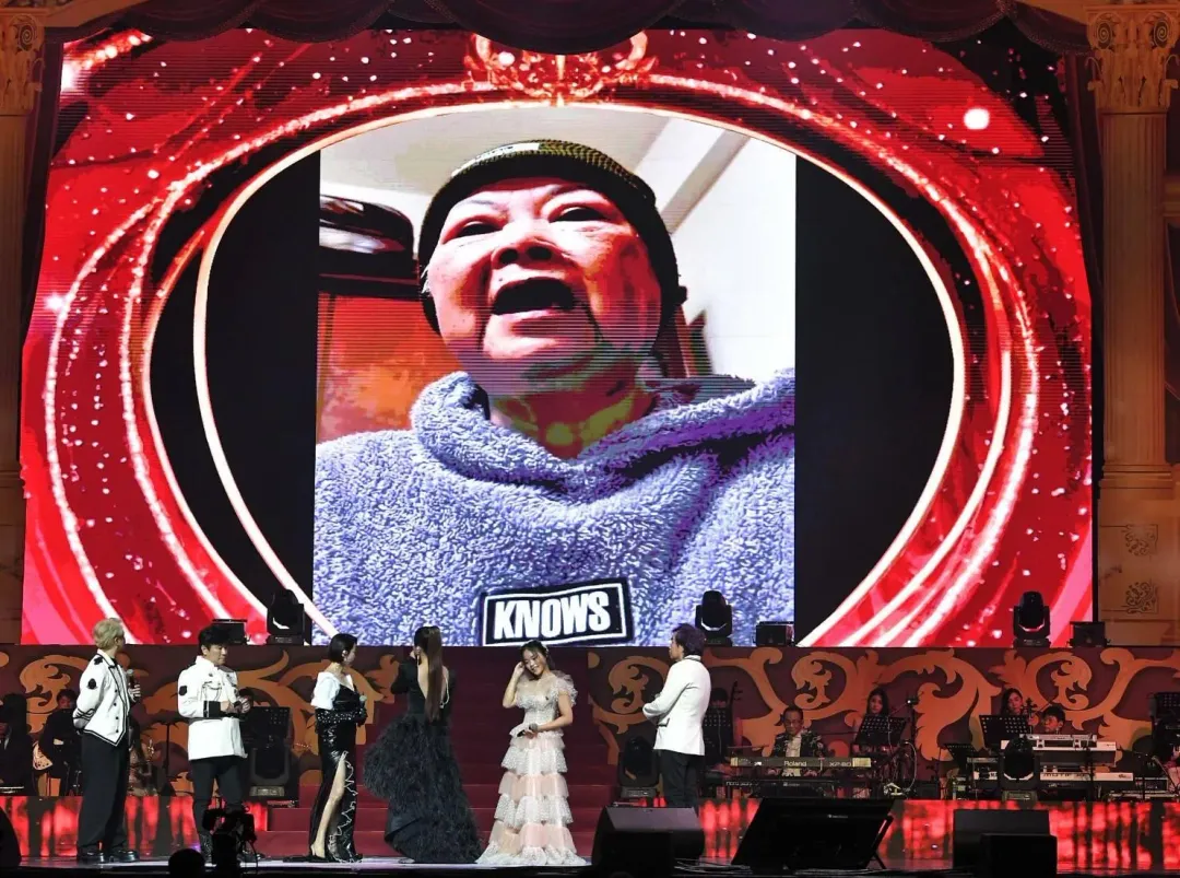 賴慧如被阿嬤感動頻頻拭淚。（圖／萬星傳播提供）