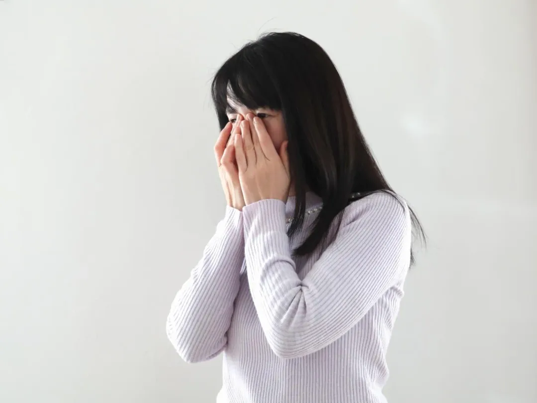 一名女子常有鼻涕倒流、右側臉部悶塞感等症狀，還會飄出一股腳臭味，經確診為黴菌性鼻竇炎。（示意圖／取自photoAC）