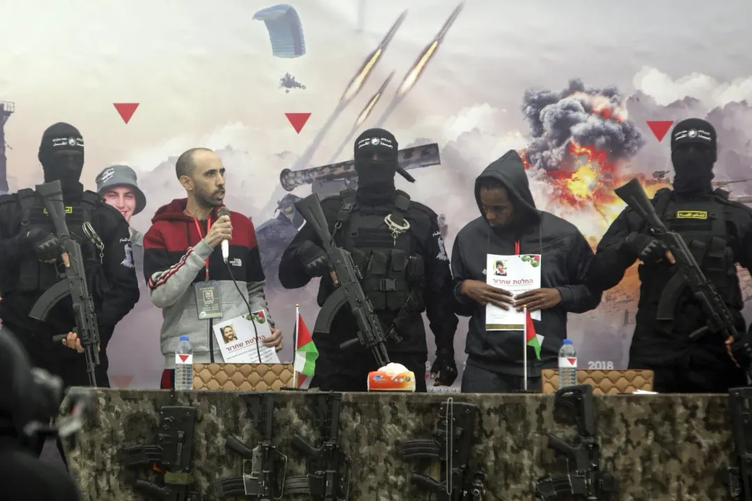 圖為在22日加薩拉法（Rafah）舉行的人質釋放儀式。（圖／美聯社）