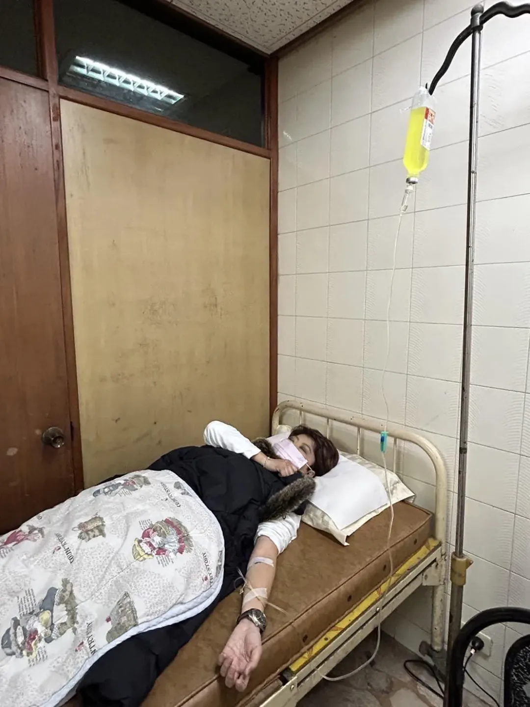 陳亭妃上吐下瀉到診所吊點滴恢復。（圖／擷取自陳亭妃）