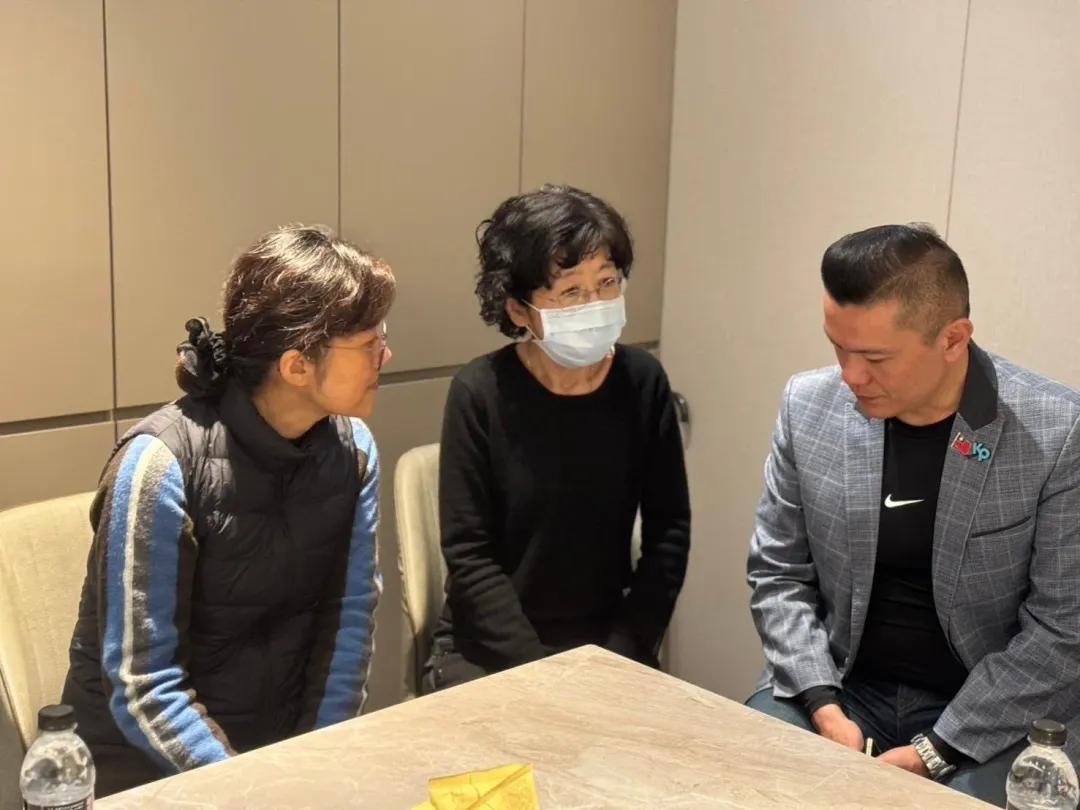 柯美蘭和陳佩琪也現身柯爸靈堂。(圖/中天新聞)