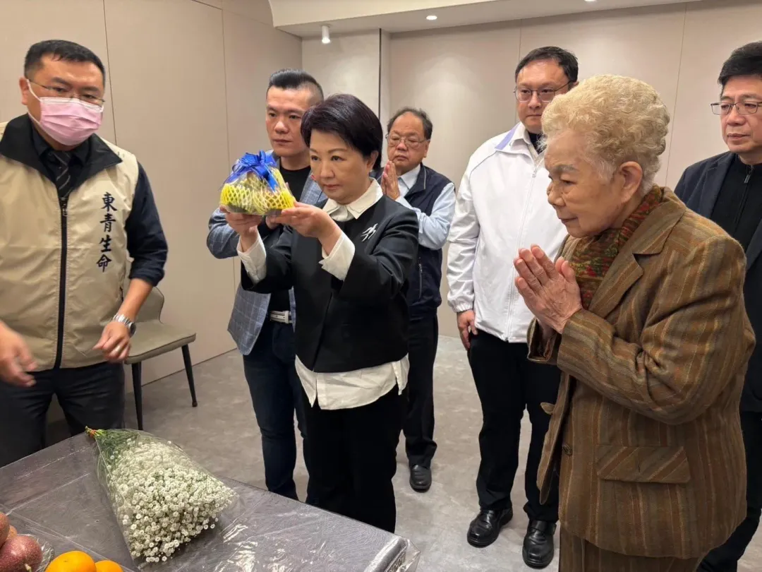 盧秀燕赴柯爸靈堂致意。(圖/中天新聞)
