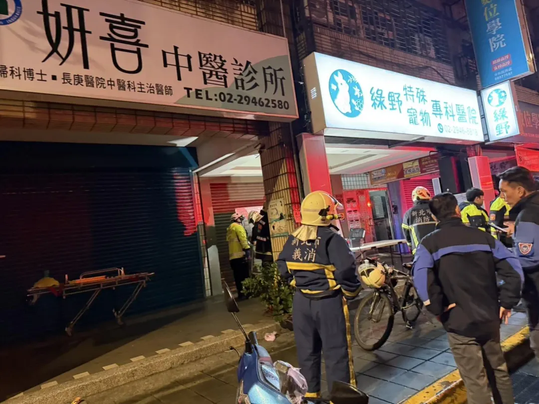 新北市中和區景平路一棟民宅於昨（22）日晚間11時許驚傳火警。（圖／新北市消防局提供）