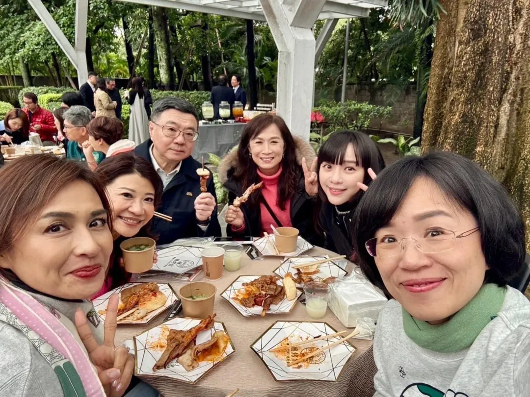 邱議瑩曬烤肉趴合照。（圖／翻攝邱議瑩臉書）
