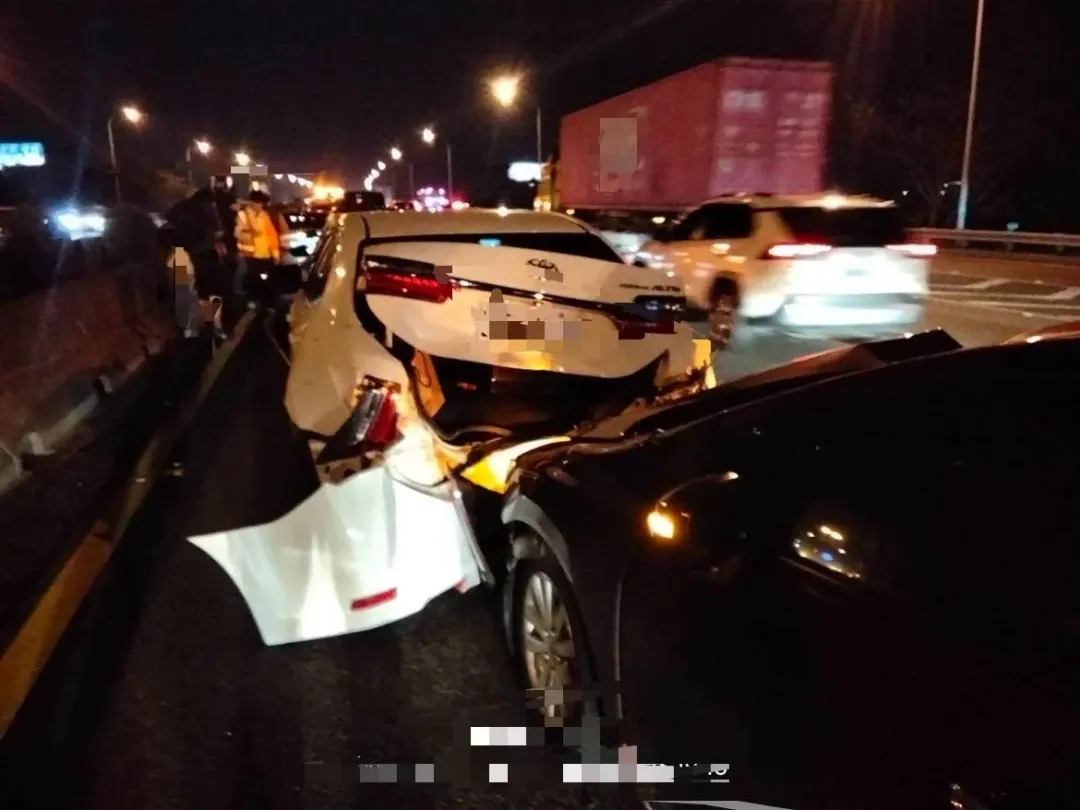 國道1號南向304.2公里處發生自小客車碰撞事故。（圖／警方提供）