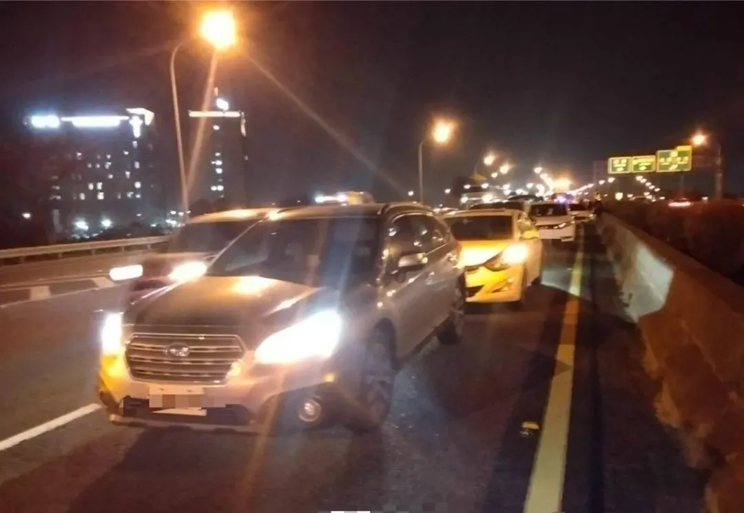 事故於晚間8時16分排除恢復通車。（圖／警方提供）