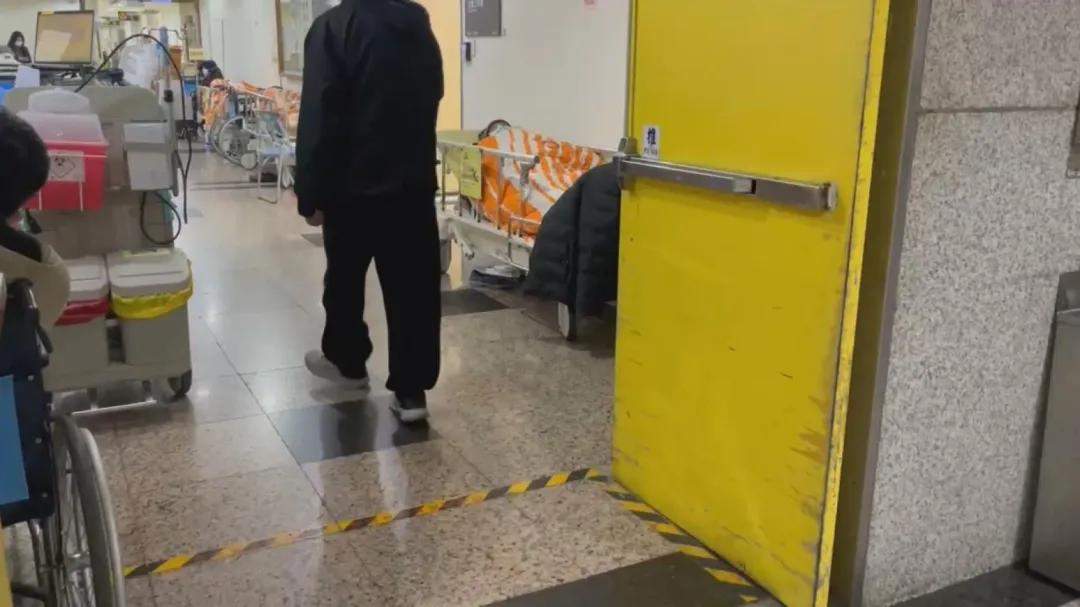 近期急診大塞車，患者一床難求！（圖／中天新聞）