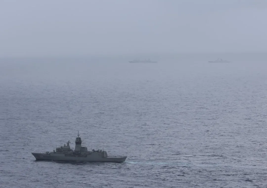 澳國澳紐軍團級巡防艦Arunta號(前)監控大陸微山湖號(左)、衡陽號(右)。(圖/澳大利亞海軍)
