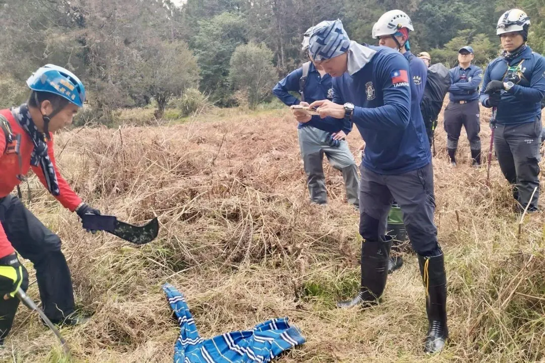 搜救人員找到失蹤山友衣物。（圖／翻攝畫面）