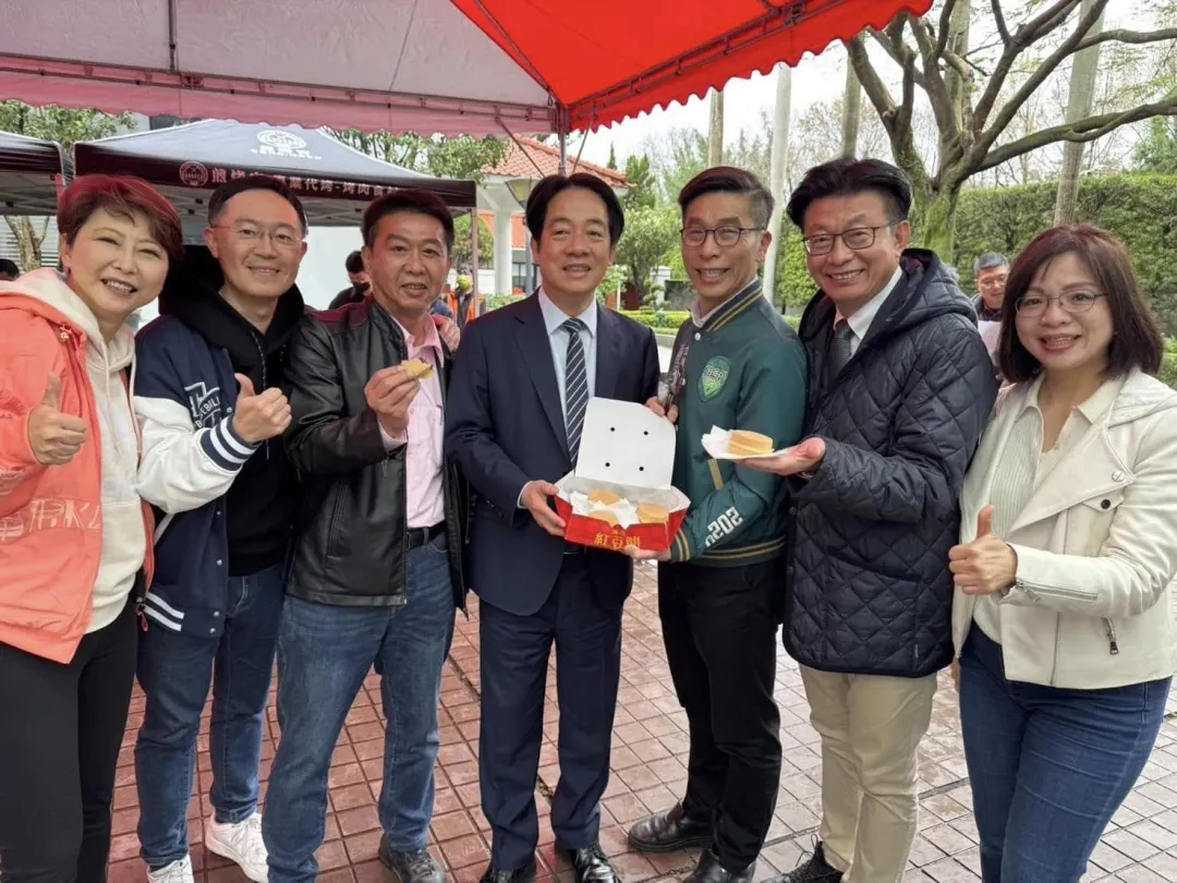 不少綠委們陸續在個人臉書分享與賴清德及同黨立委們的合照。（圖／鍾佳濱臉書）