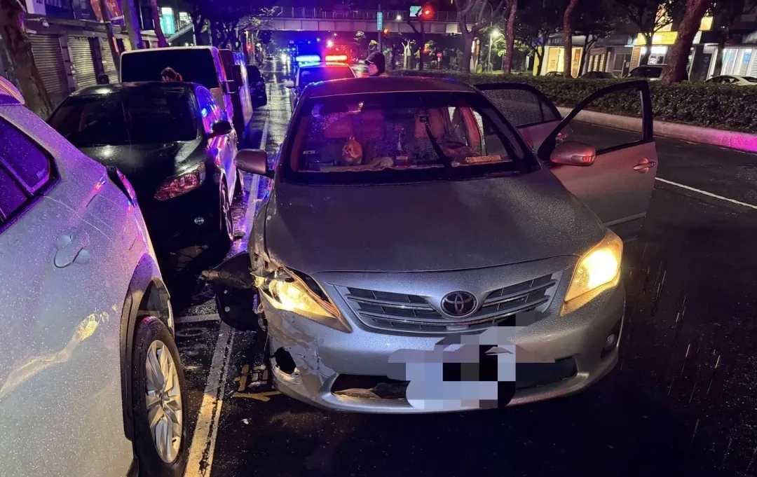 女子疑毒駕肇逃車輛遭警方攔下。(圖/翻攝畫面)