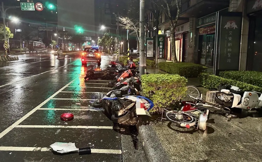 女子撞爛路邊10部車後逃離現場。(圖/翻攝畫面)