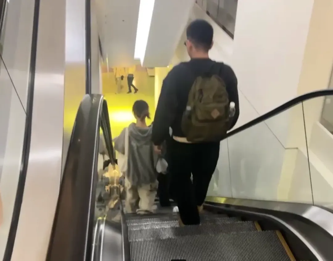 跳電導致電扶梯停擺,民眾只能沿著扶梯自行上下樓。(圖/中天新聞)