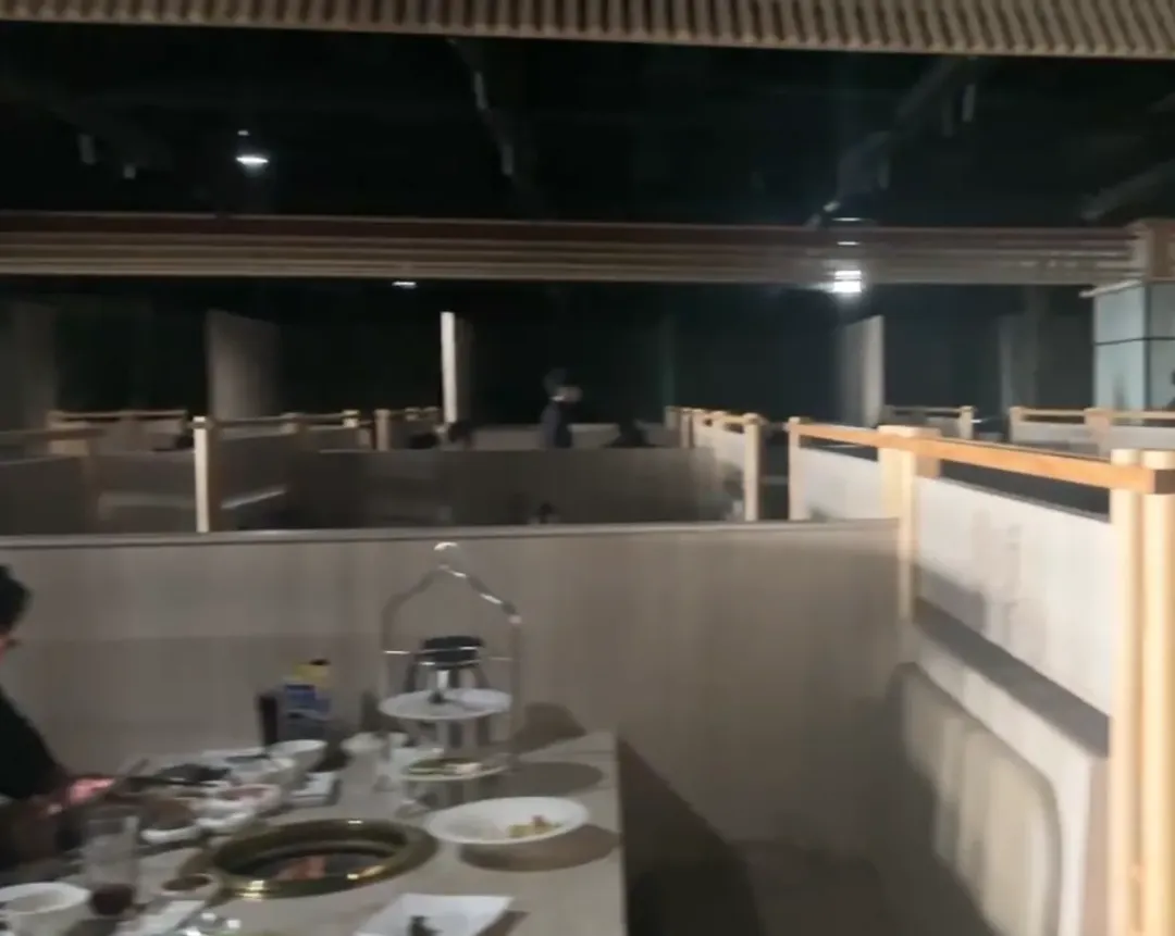 民眾到文心秀泰商場內的餐廳用餐卻遇到跳電,只好摸黑用餐。(圖/中天新聞)
