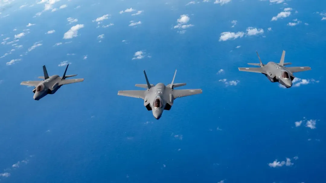 澳大利亞空軍(圖左)、美國空軍(中)及日本空自F-35A戰機。(圖/澳大利亞空軍)