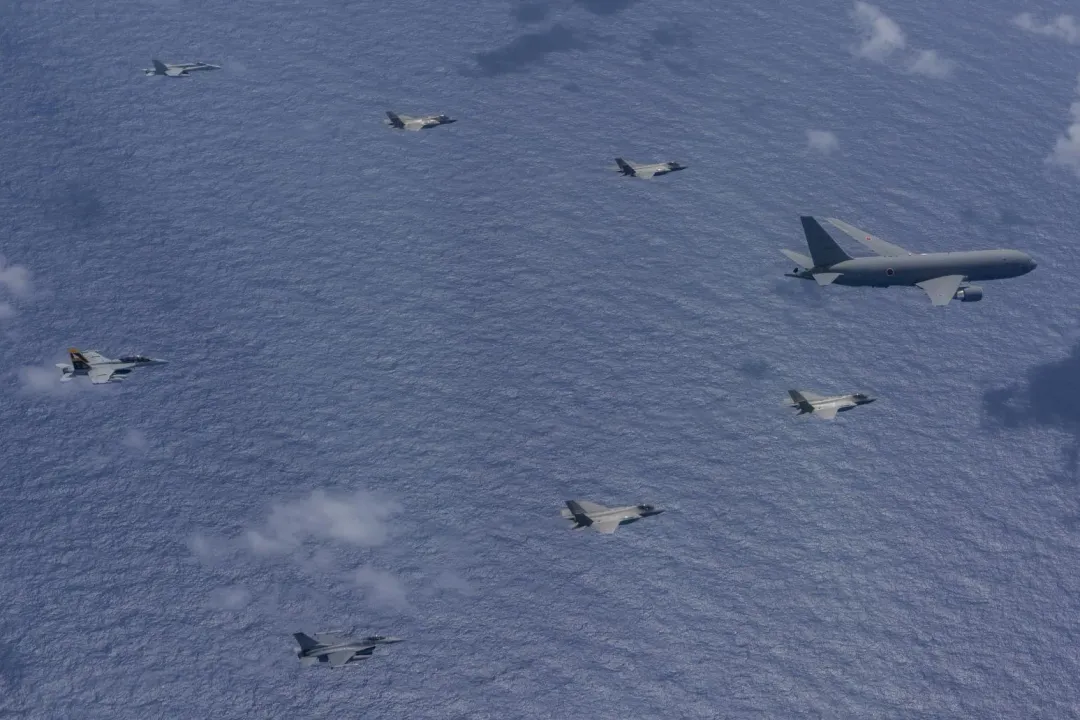 日本KC-46(圖右)與F-35A、F-16C、F/A-18C戰機及EA-18G電戰機(圖左)混合編隊。(圖/美國陸戰隊)