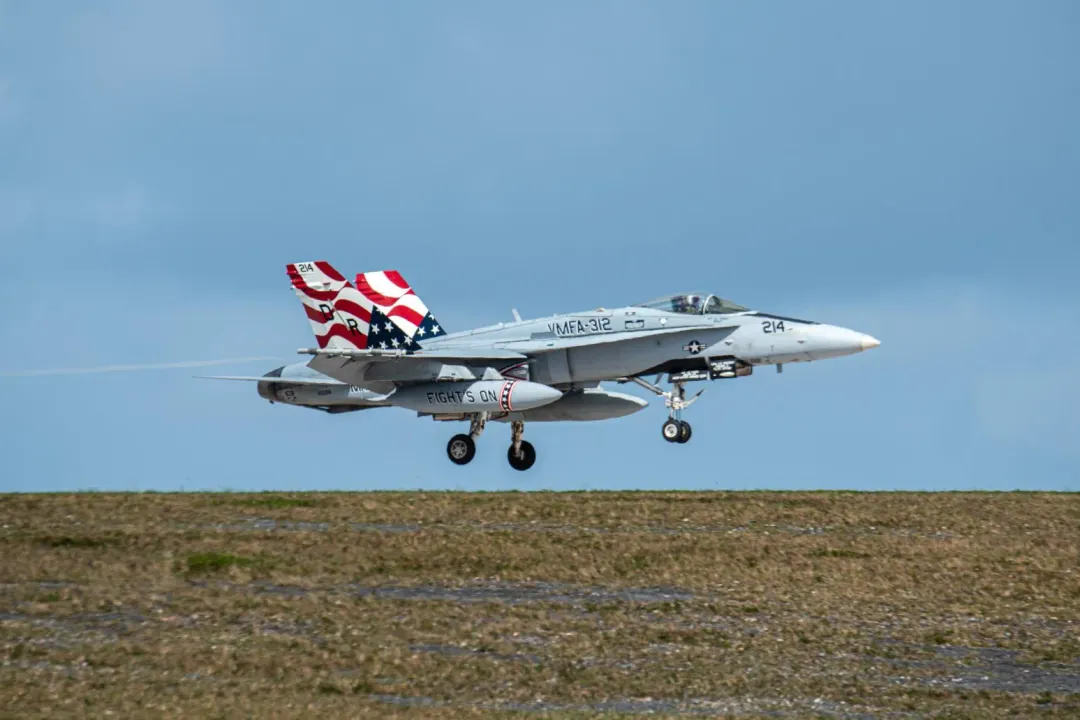 降落安德森基地的美國陸戰隊第312中隊F/A-18C戰機。(圖/美國空軍)