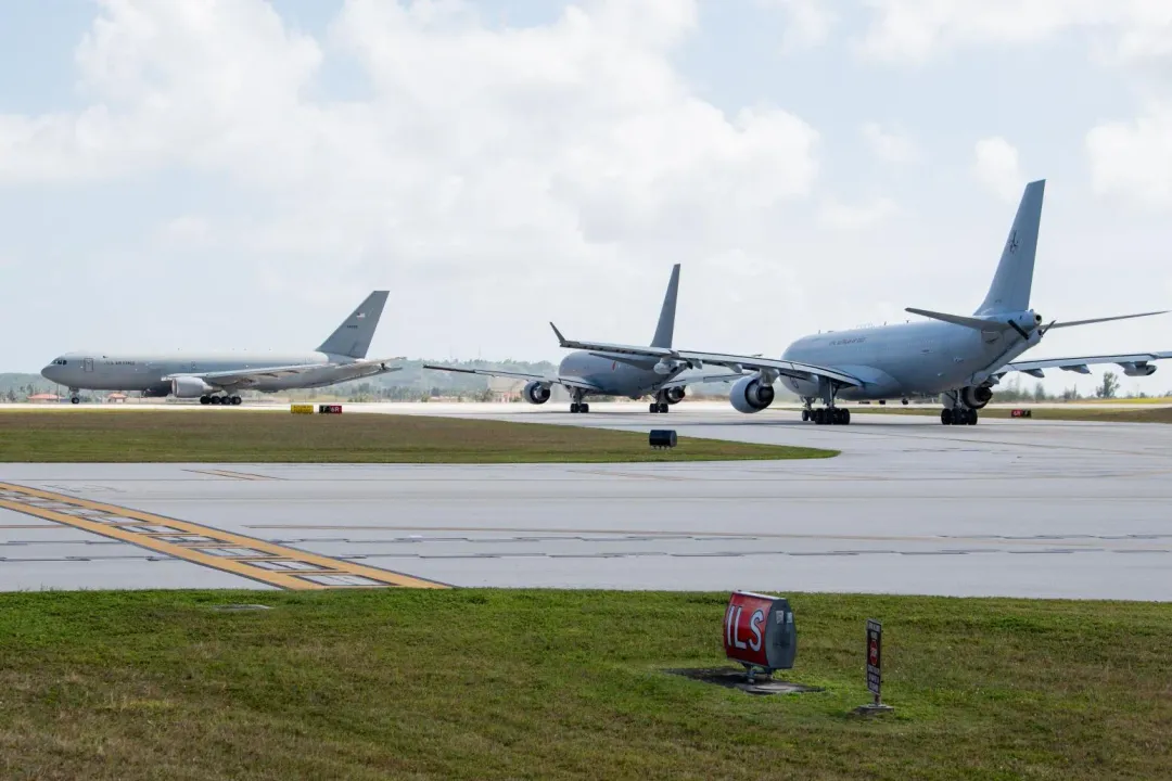 在安德森基地滑行的美國KC-46(圖左)、日本KC-46及澳洲KC-30A(圖右)加油機。(圖/美國空軍)