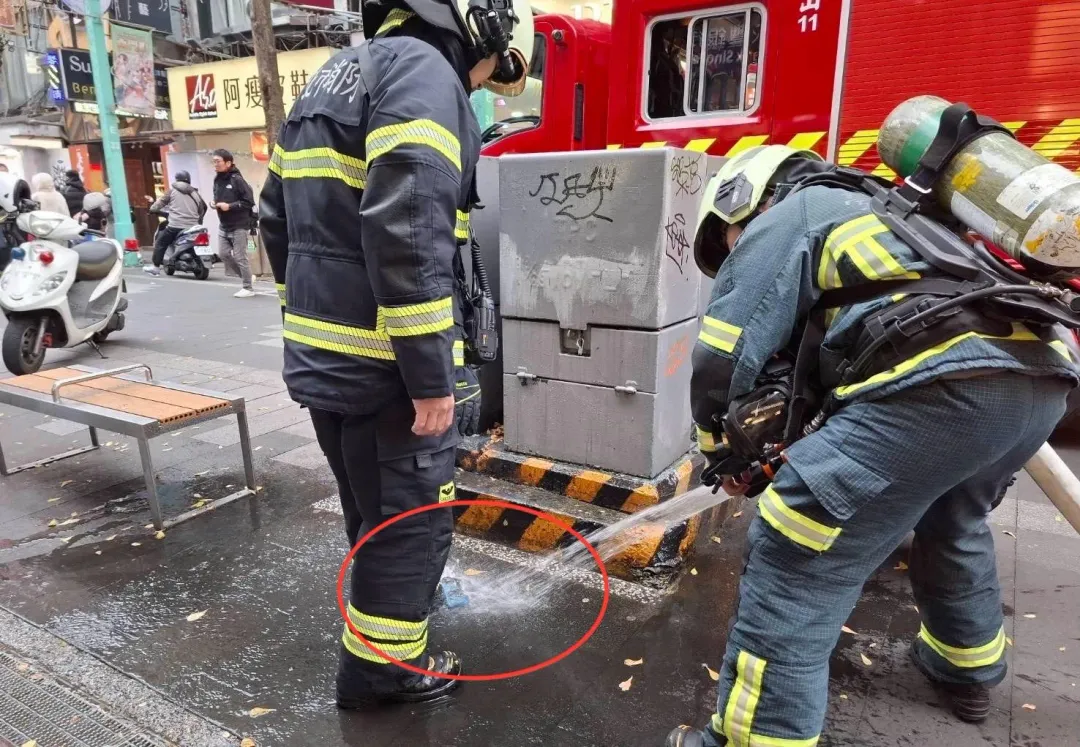 北市西門町徒步區發生行動電源起火冒煙消防人員灑水撲滅。（圖／翻攝畫面）