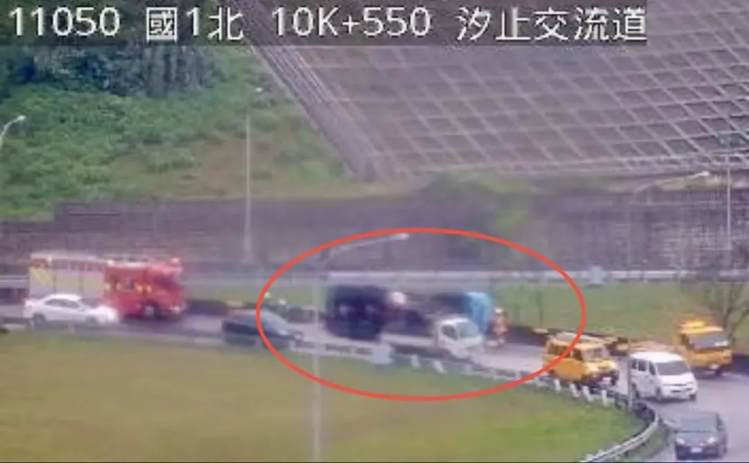 國道汐止南向閘道發生水泥預拌車翻車意外。（圖／翻攝自國道公路即時網）