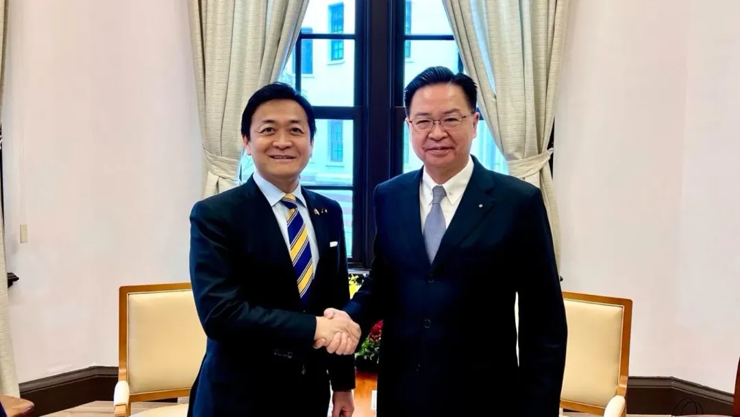 國家安全會議秘書長吳釗燮(右)今（24日）會見來台訪問的日本眾議院國民民主黨議員玉木雄一郎(左)。(圖／國安會提供)