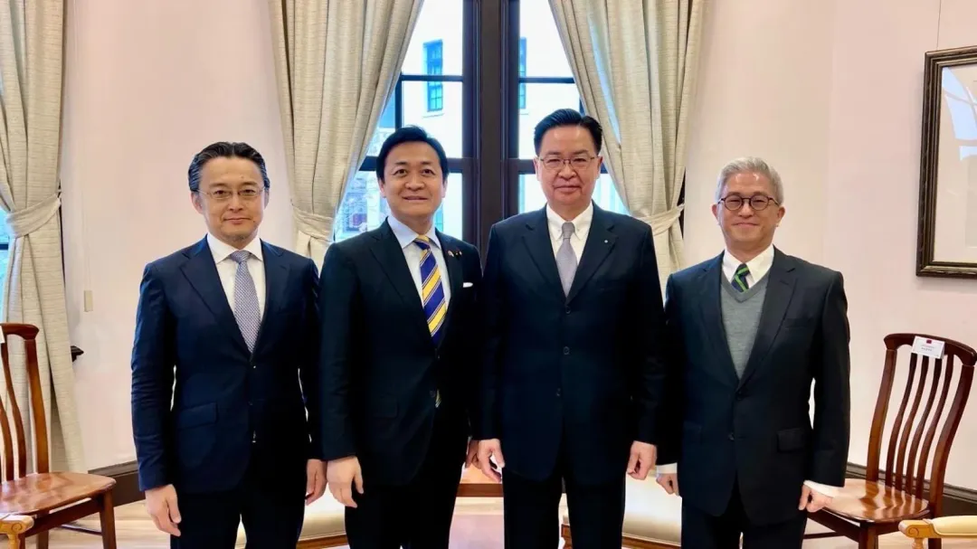 國家安全會議秘書長吳釗燮(右二)今（24日）會見來台訪問的日本眾議院國民民主黨議員玉木雄一郎(左二)。(圖／國安會提供)