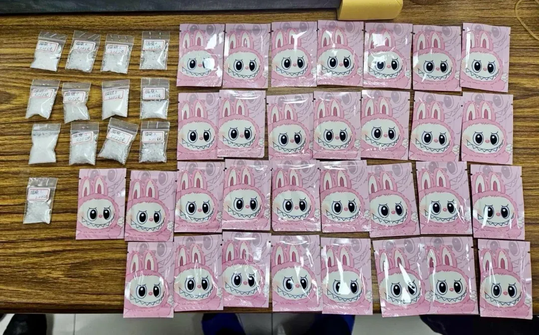 警方查扣毒品咖啡包及愷他命。(圖/翻攝畫面)