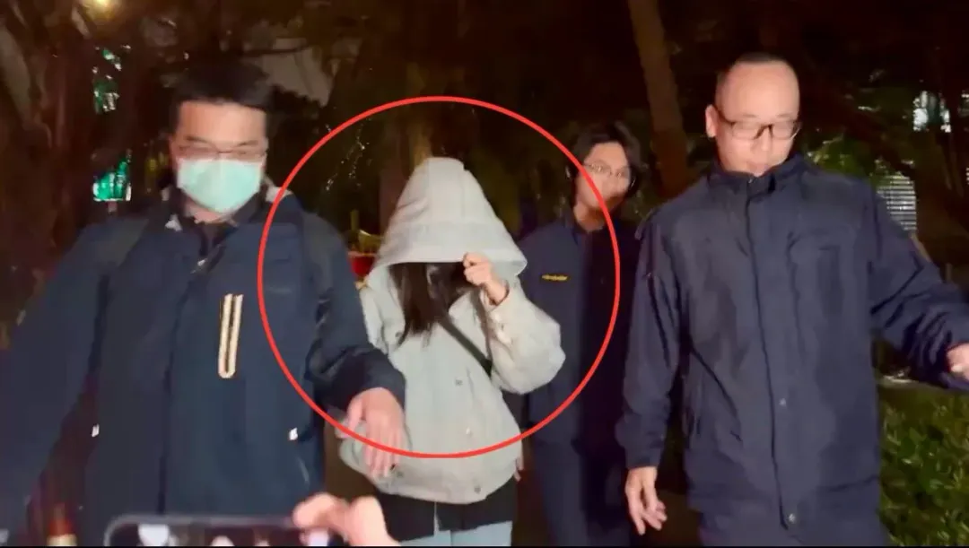 李威妻子簡瑀家被帶往地檢署。(圖/翻攝畫面)