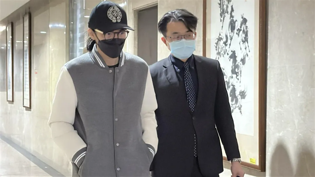 李威涉精舍命案專列傷害致死被告獲30萬交保。（圖／塗豐駿攝）